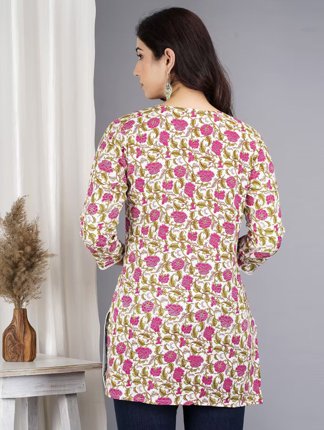Ghuman Sonakshi Elira Pink Floral Straight Kurta