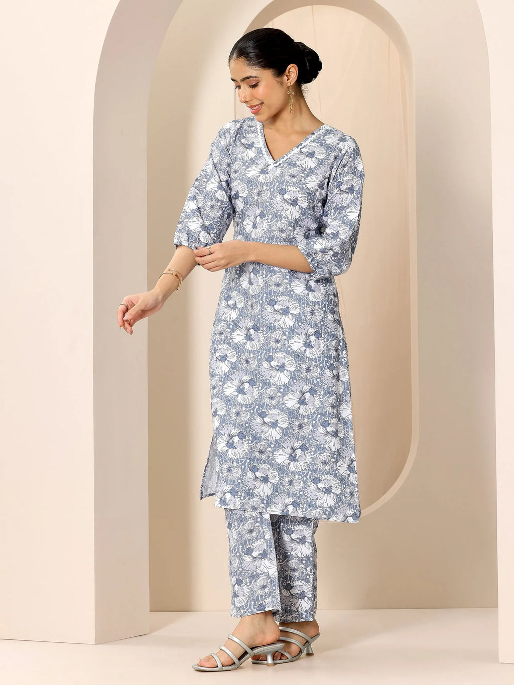 Aaravi Blue & White Floral Kurta Set