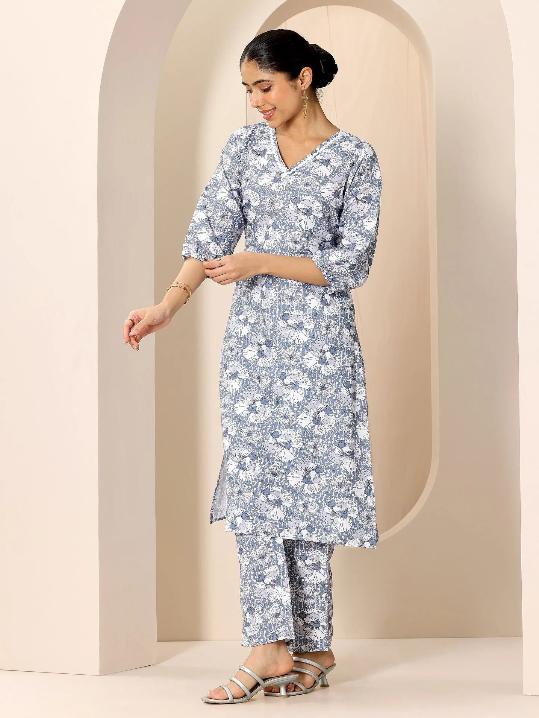 Aaravi Blue & White Floral Kurta Set