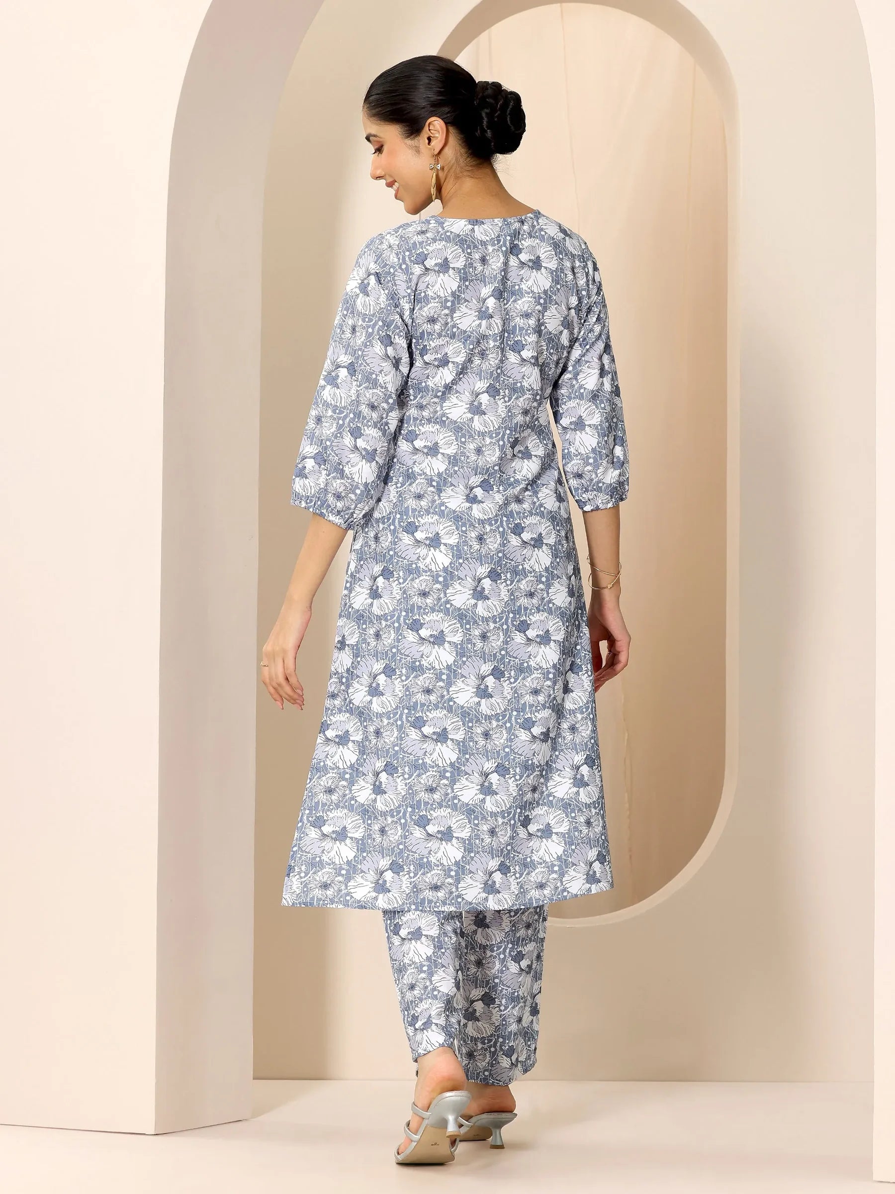 Aaravi Blue & White Floral Kurta Set