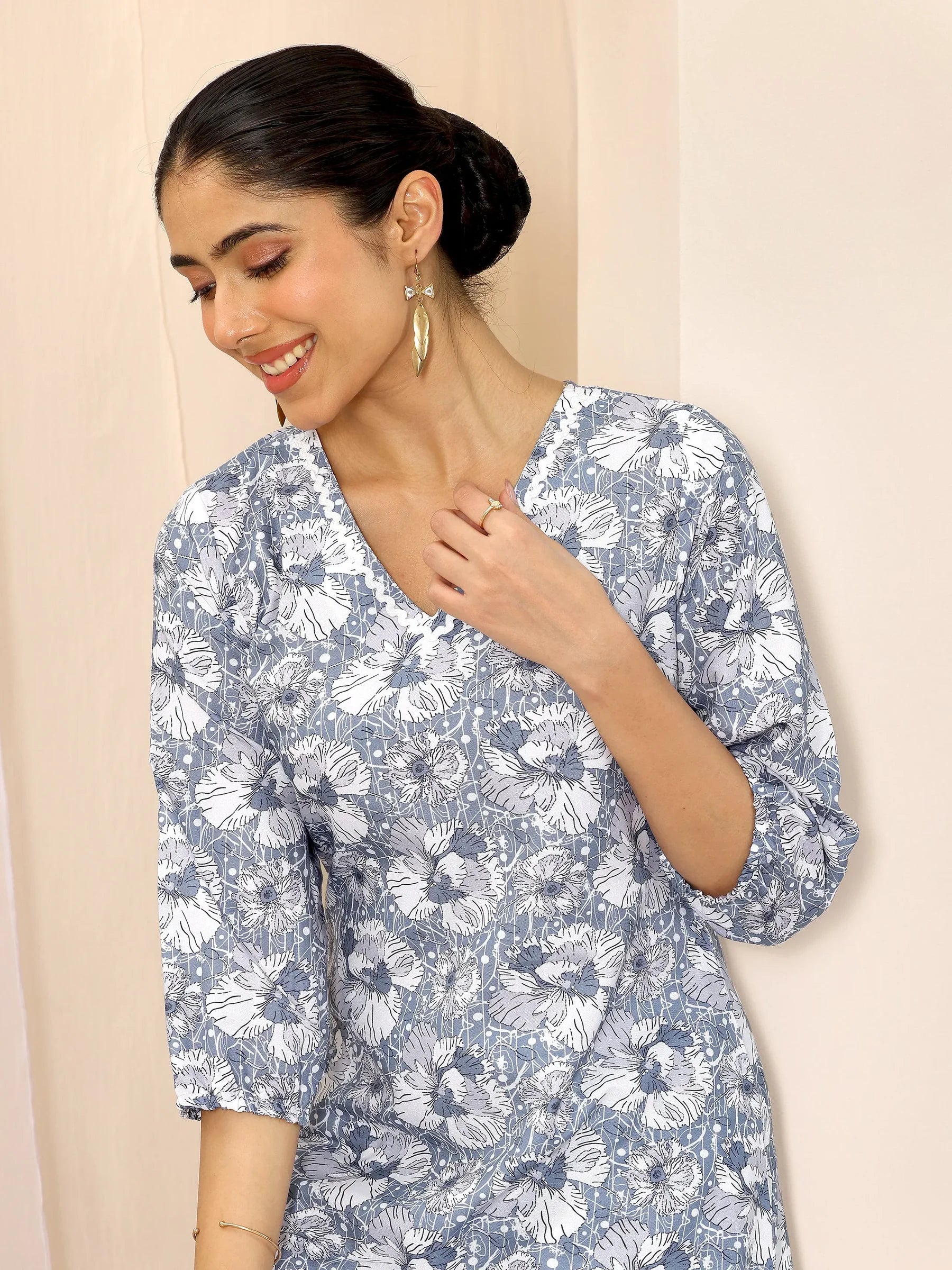 Aaravi Blue & White Floral Kurta Set