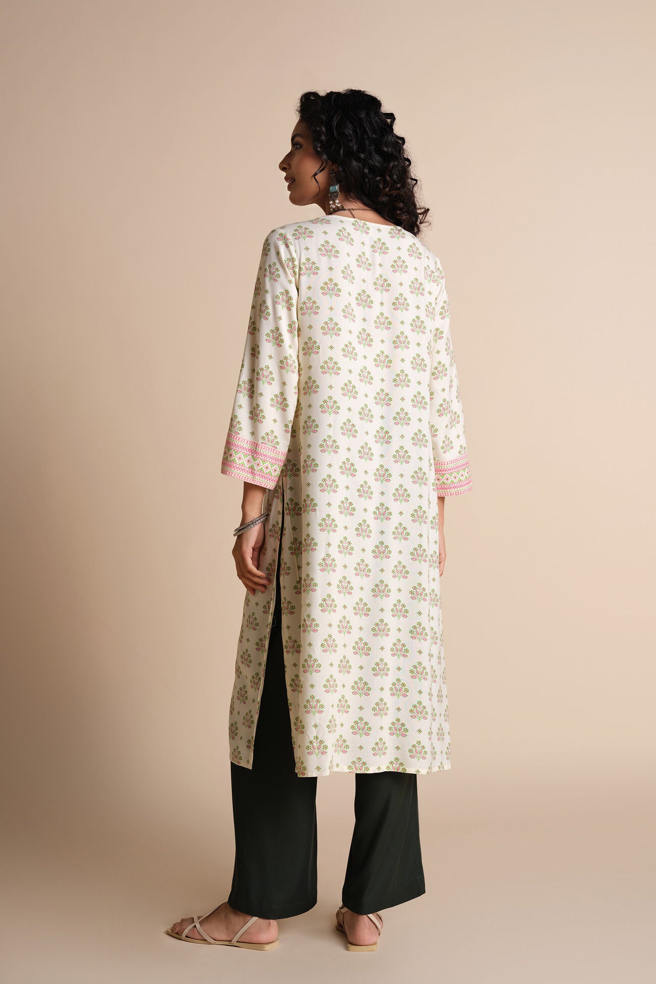 Inaaya Modal Kurta