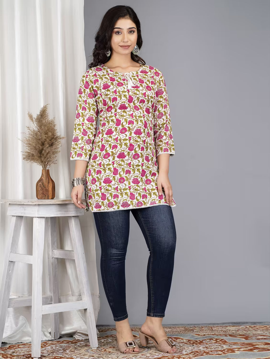 Ghuman Sonakshi Elira Pink Floral Straight Kurta